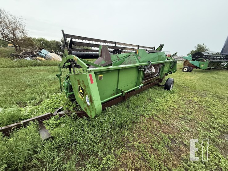 john-deere-220-image-8