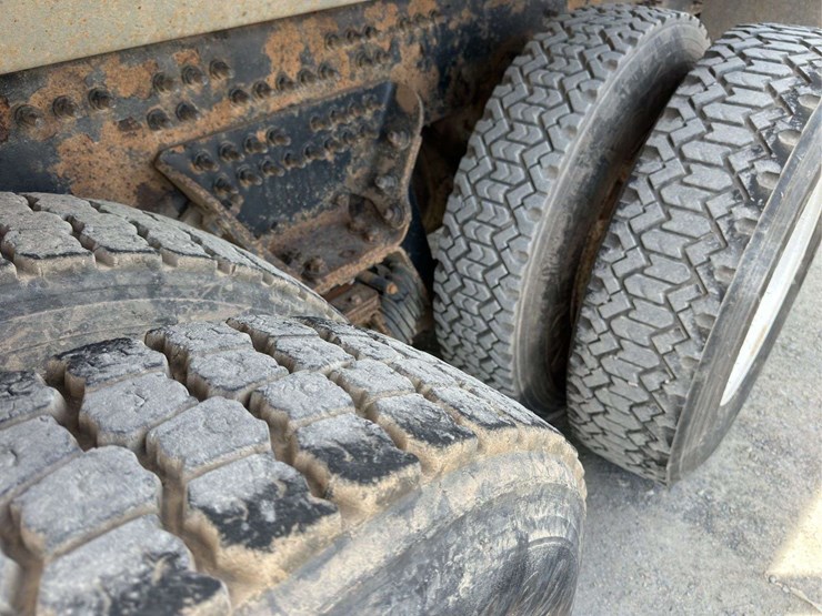 2009-mack-granite-gu813-image-9