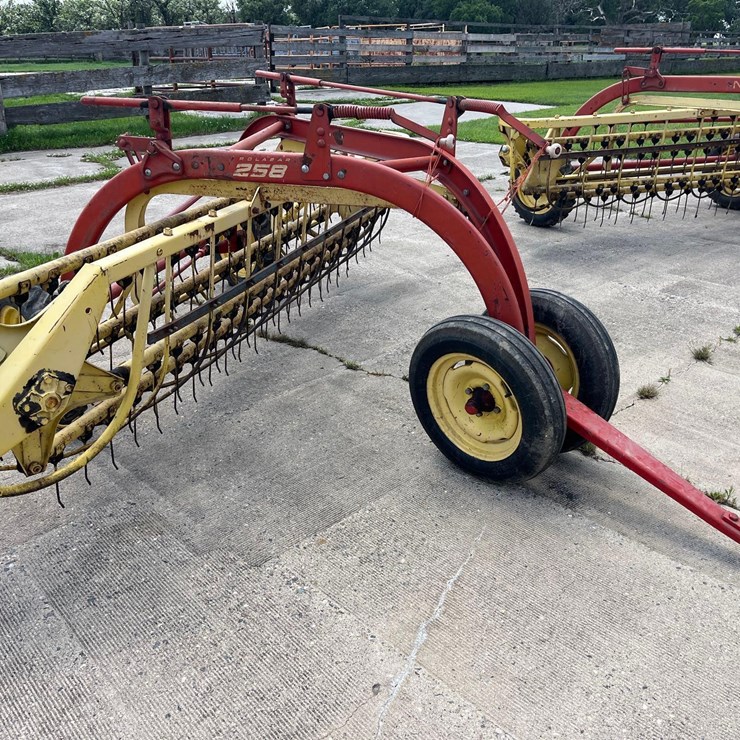 NEW HOLLAND 258