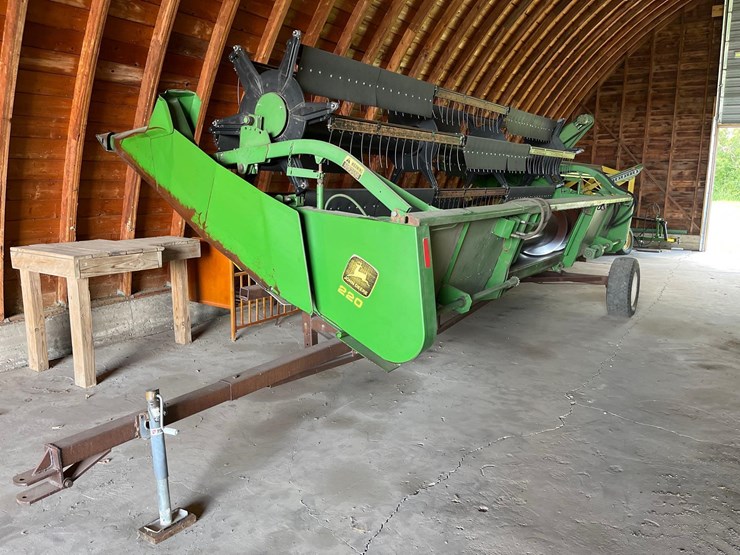 john-deere-220-image-13