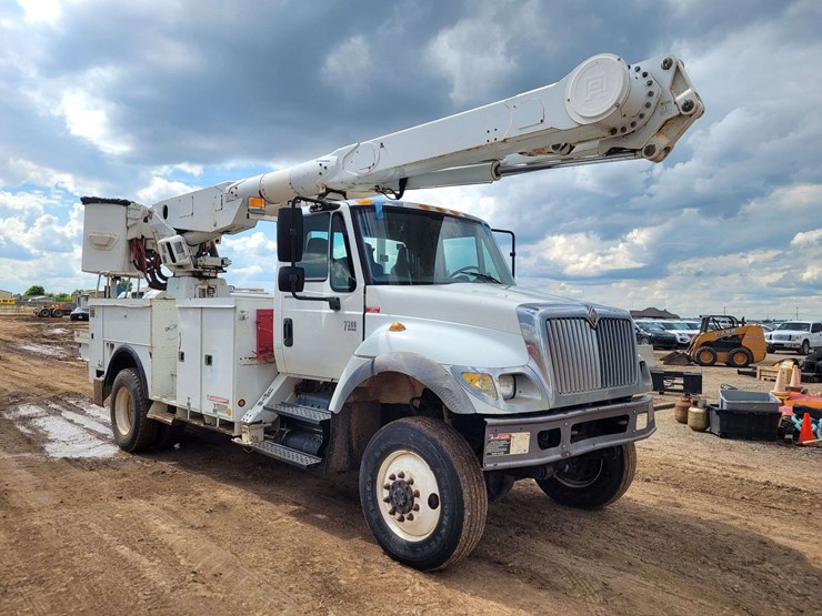 2004-international-7300-bucket-truck-image-2