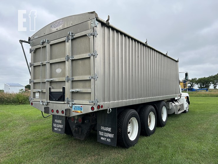 2001-freightliner-fld120-image-5