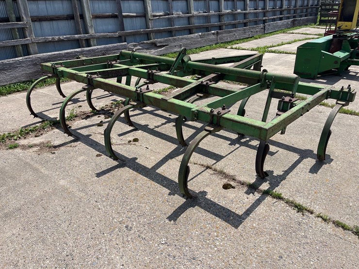 john-deere-chisel-plow-image-3