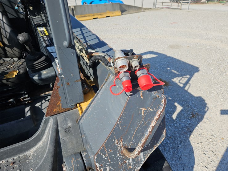 2013-deere-323d-image-4