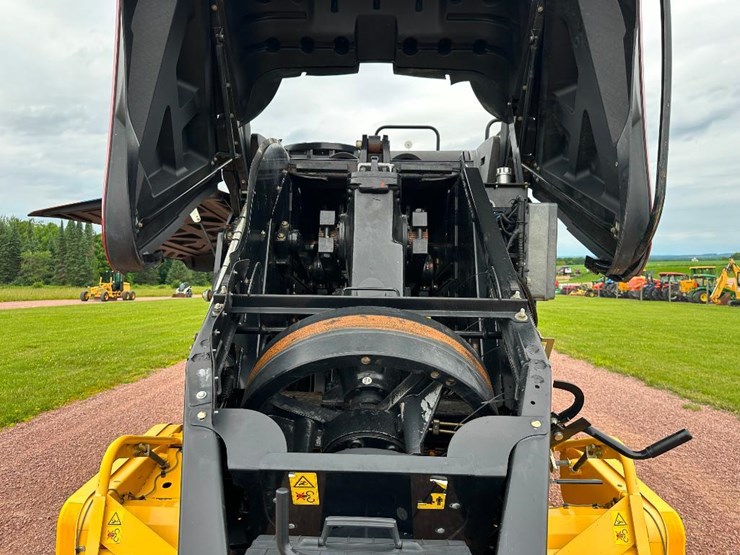 2014-new-holland-330-image-36