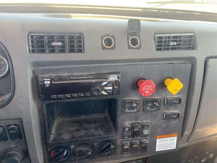2016-peterbilt-348-image-9