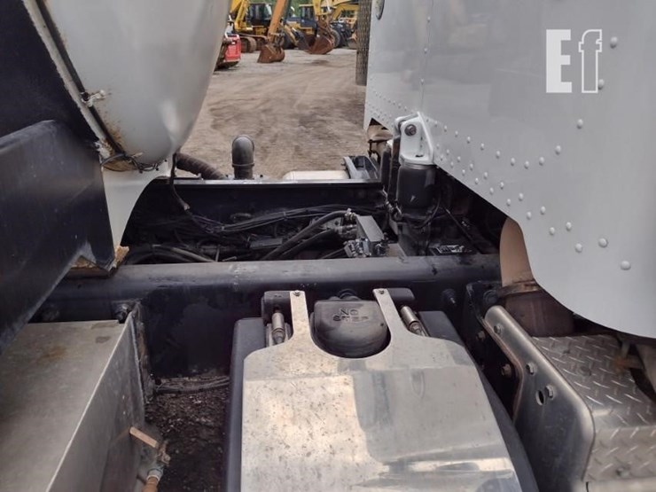 2016-peterbilt-367-image-36
