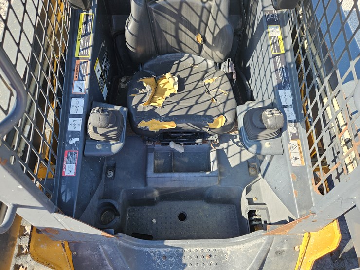 2013-deere-323d-image-7