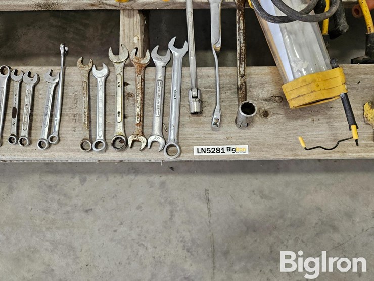 pallet-of-misc.-tools,-parts,-&-fasteners-image-17