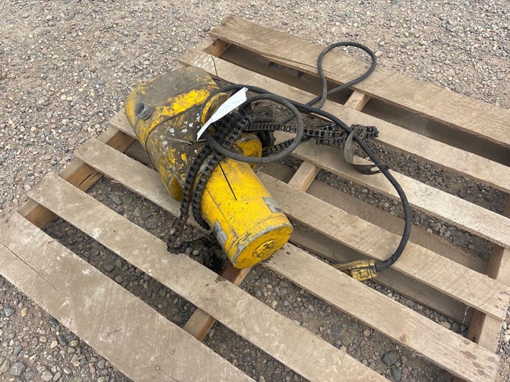 budgit-1/2-ton-chain-hoist-image-1