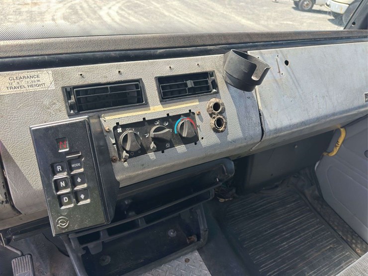 2002-freightliner-fl80-image-22