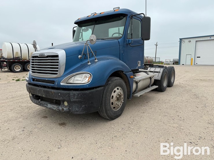 2005-freightliner-columbia-120-image-9
