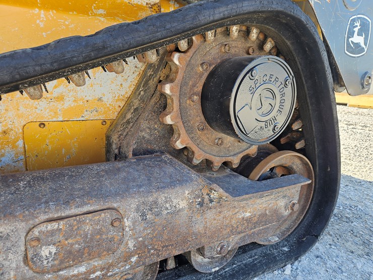 2013-deere-323d-image-19