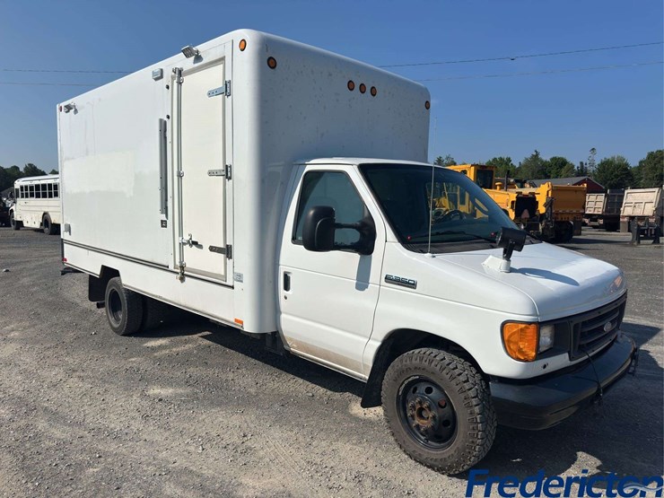 2006-ford-e350-image-2