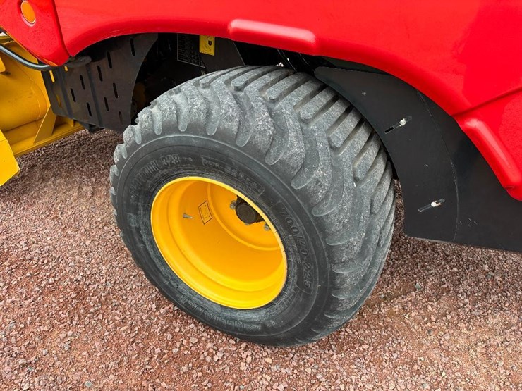2014-new-holland-330-image-7