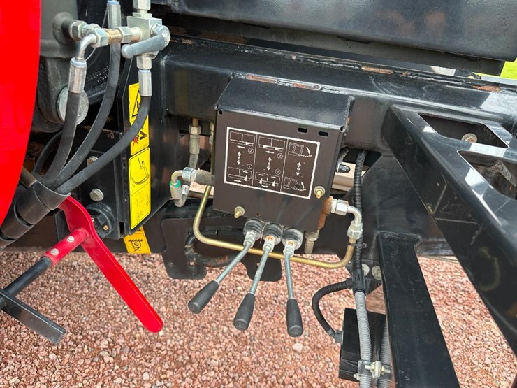 2014-new-holland-330-image-22