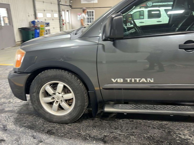 2011-nissan-titan-image-30