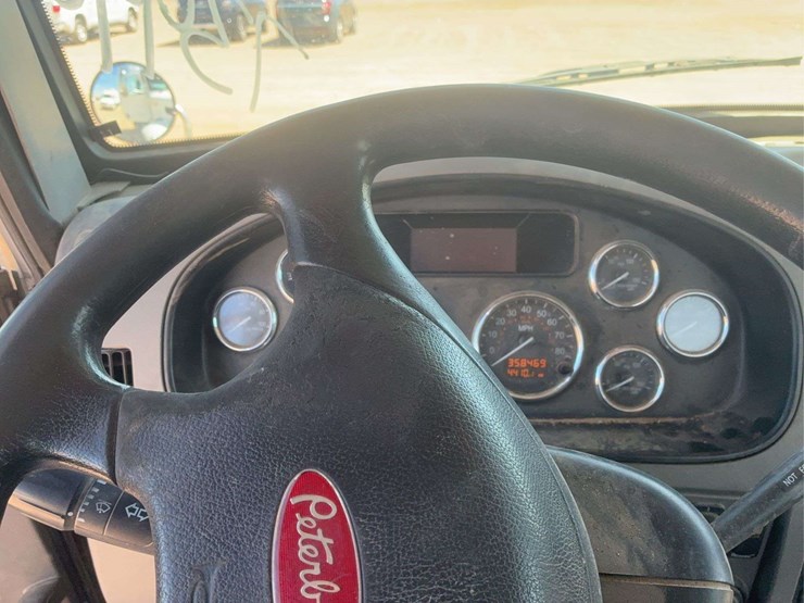 2016-peterbilt-348-image-12