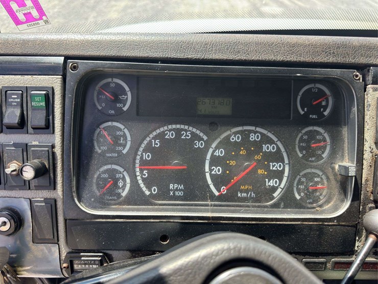 2002-freightliner-fl80-image-24