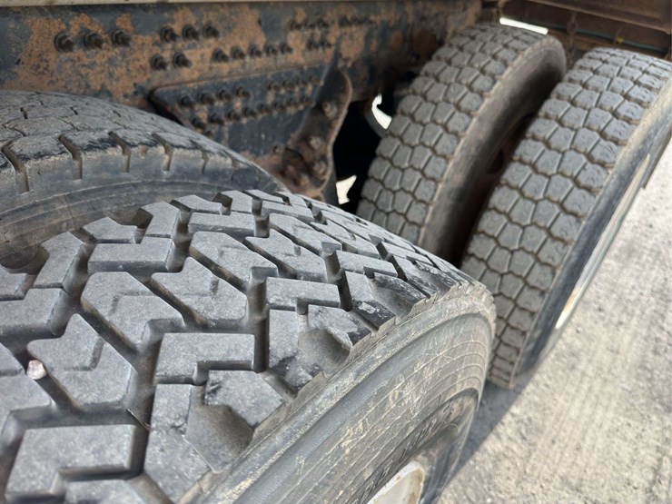 2009-mack-granite-gu813-image-12