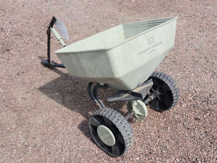 pull-behind-fertilizer-spreader-image-2