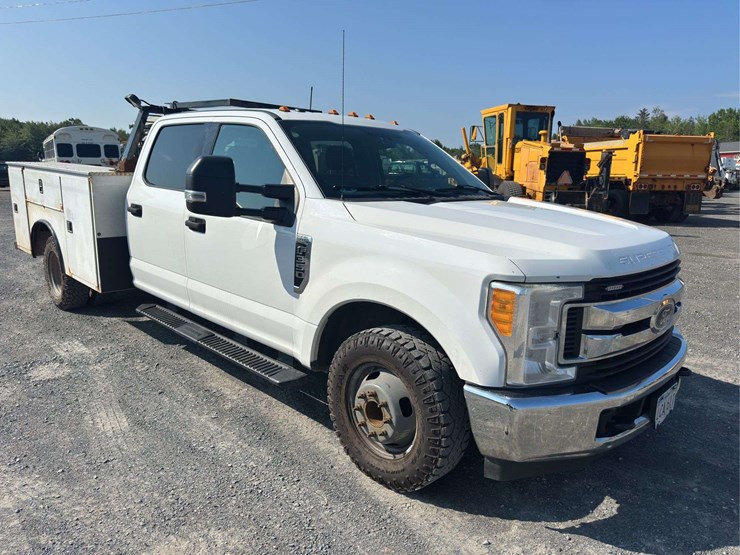 2017-ford-f350-xlt-image-2