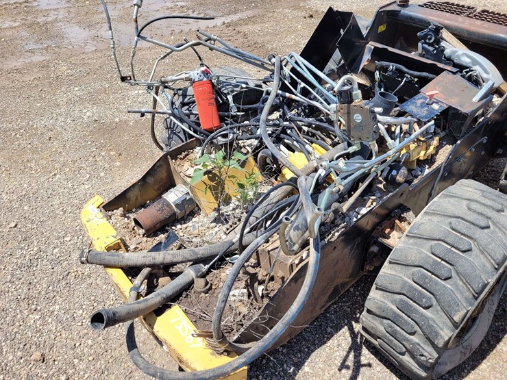 bottom-half-of-gutted-skid-steer-image-8
