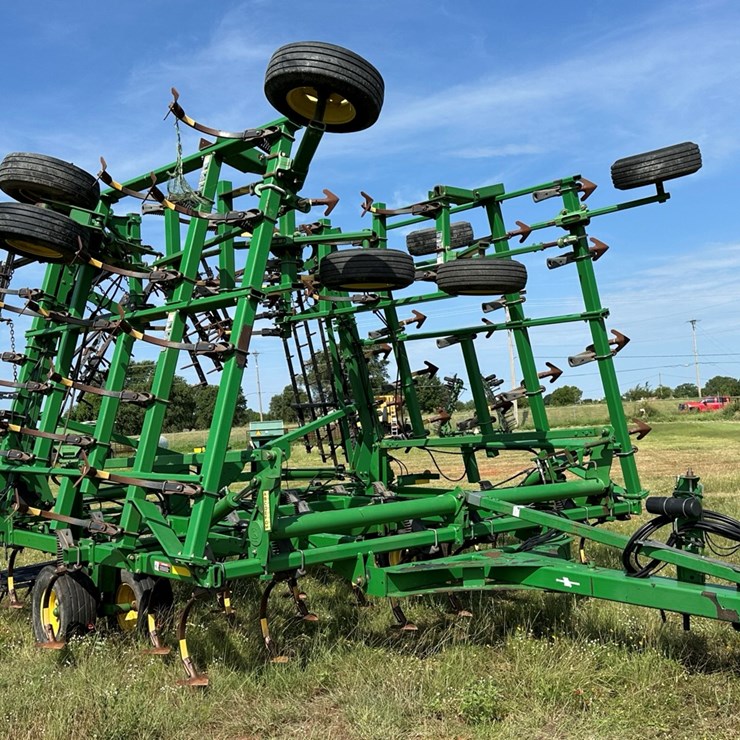 2012 JOHN DEERE 2210