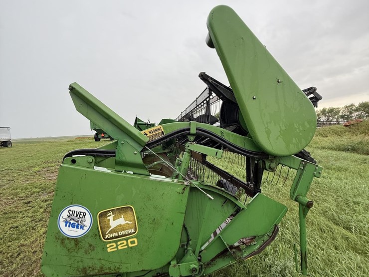 john-deere-220-image-2