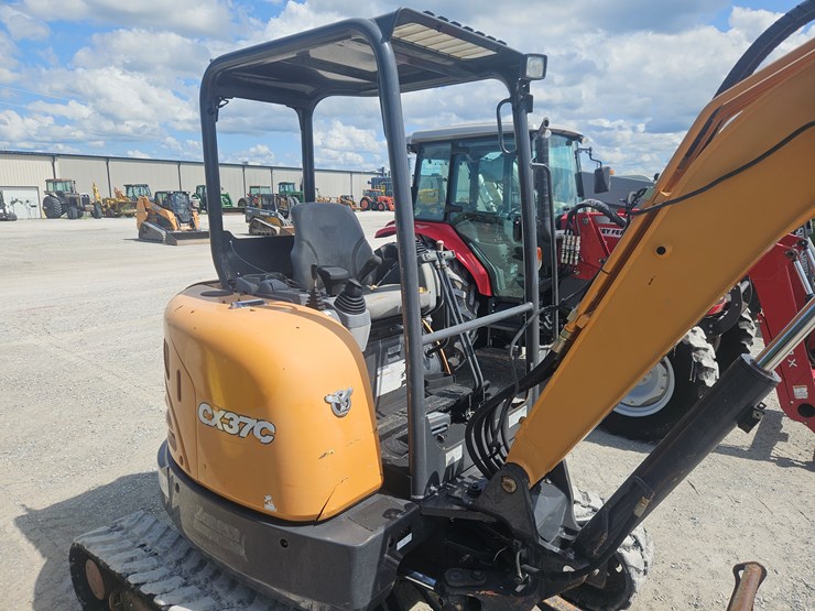2018-case-cx37c-image-19