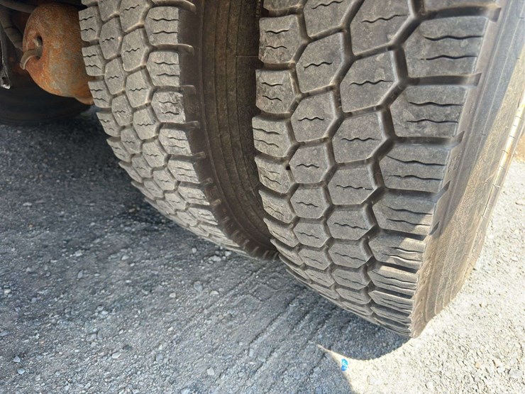 2002-freightliner-fl80-image-13