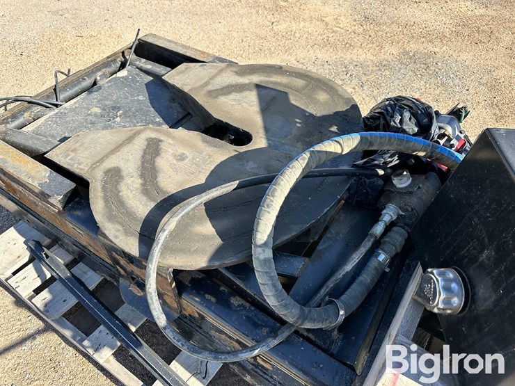holland-5th-wheel-hydraulic-lift-image-11