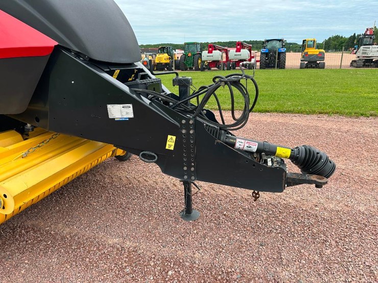 2014-new-holland-330-image-15