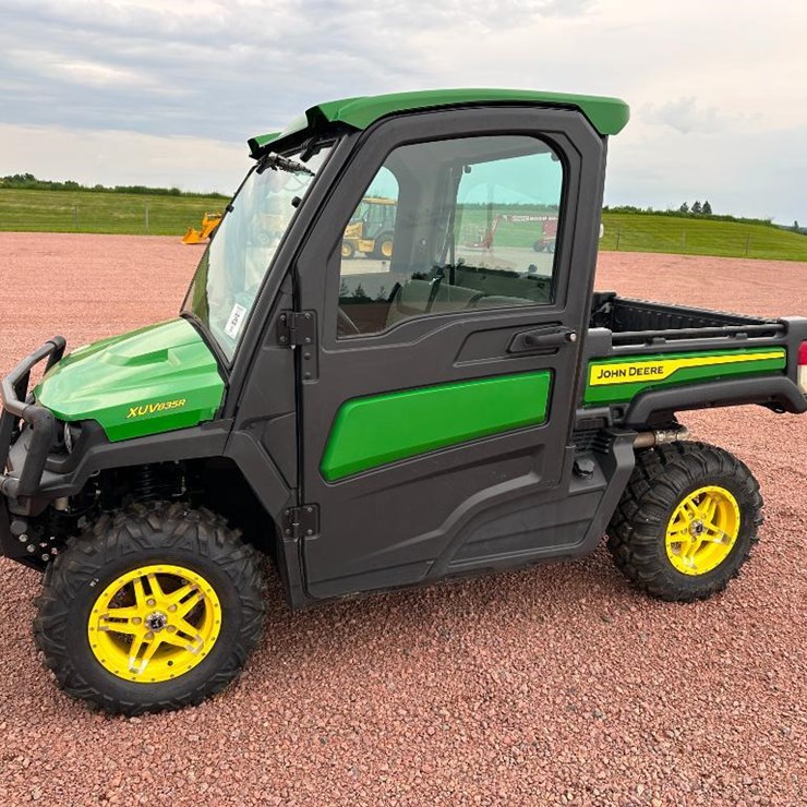 2022 JOHN DEERE GATOR