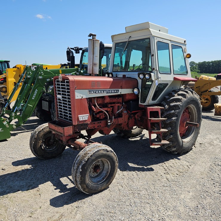 1969 INTERNATIONAL 856