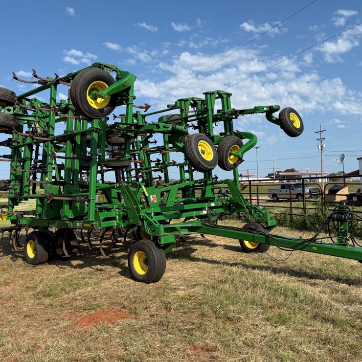 2013 JOHN DEERE 2210