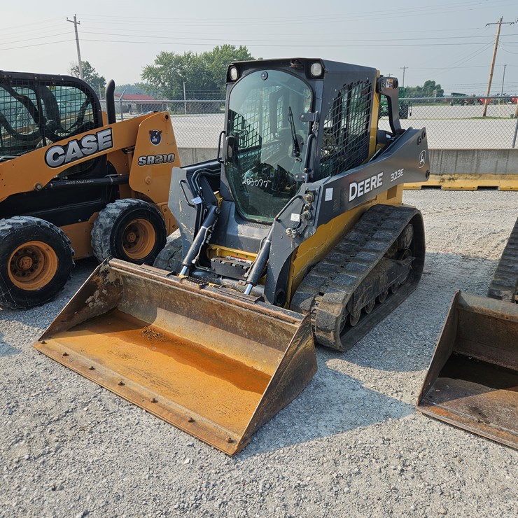 2018 DEERE 323E