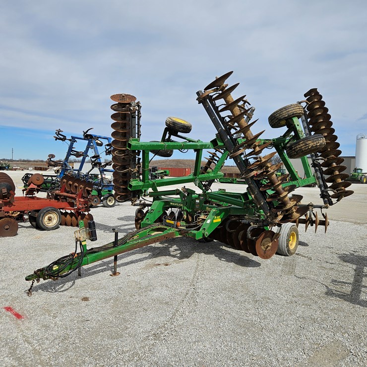 2004 JOHN DEERE 637