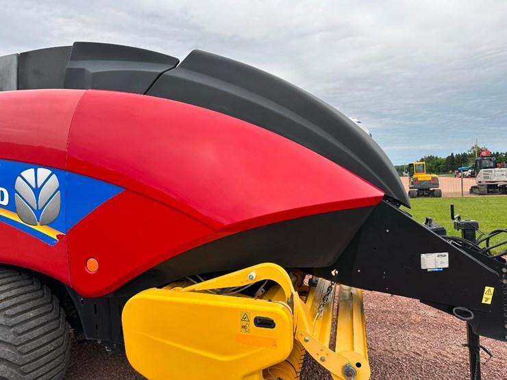2014-new-holland-330-image-12