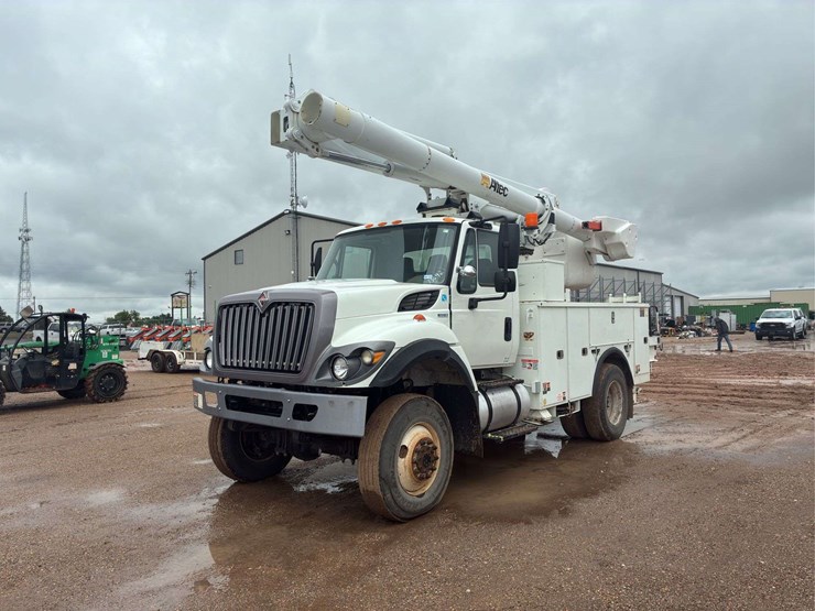 2011-international-harvester-sr525-bucket-truck-image-1