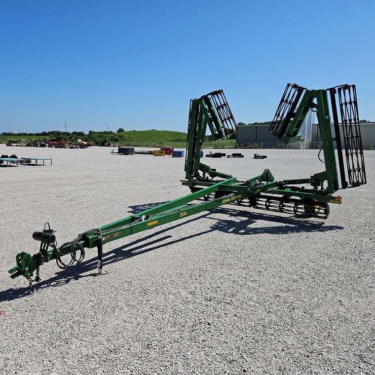 2016 JOHN DEERE 200