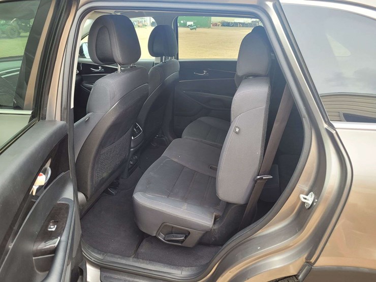 2017-kia-sorento-lx-image-7