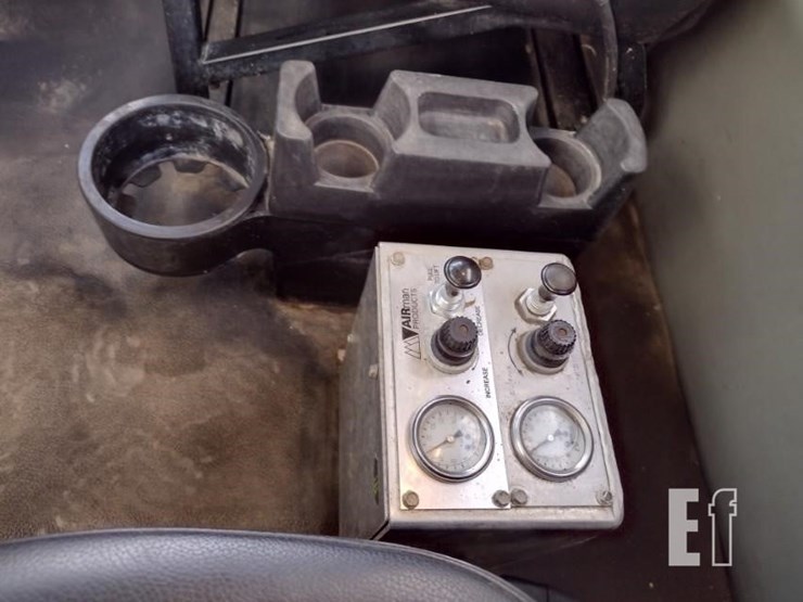 2019-peterbilt-567-image-11