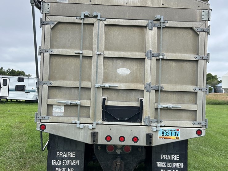 2001-freightliner-fld120-image-6