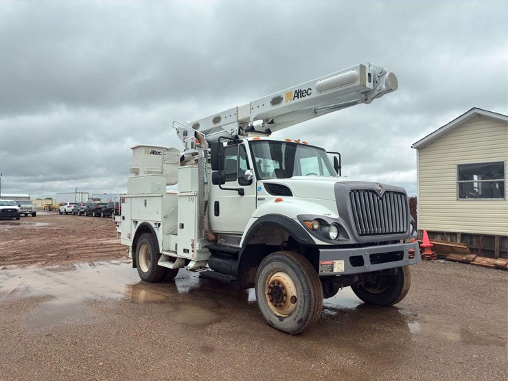 2011-international-harvester-sr525-bucket-truck-image-2