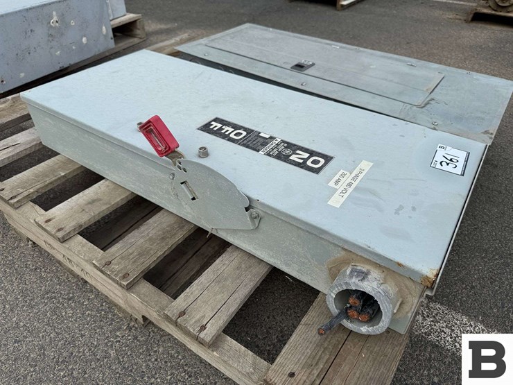 disconnect-switch-and-circuit-breaker-box-image-3