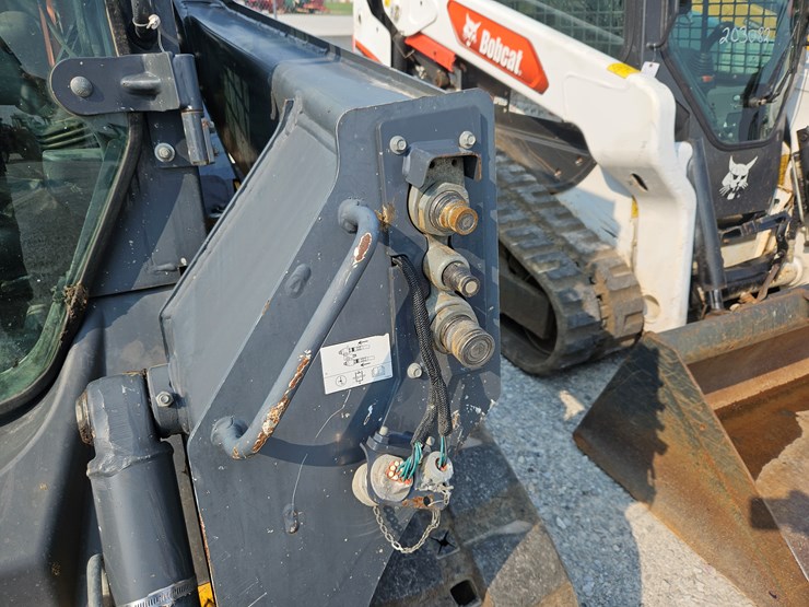 2018-deere-323e-image-6