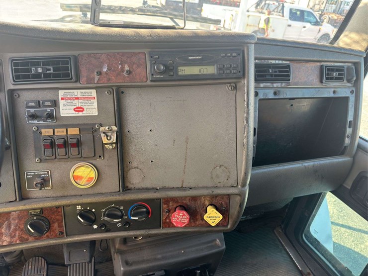 2006-kenworth-t300-image-21