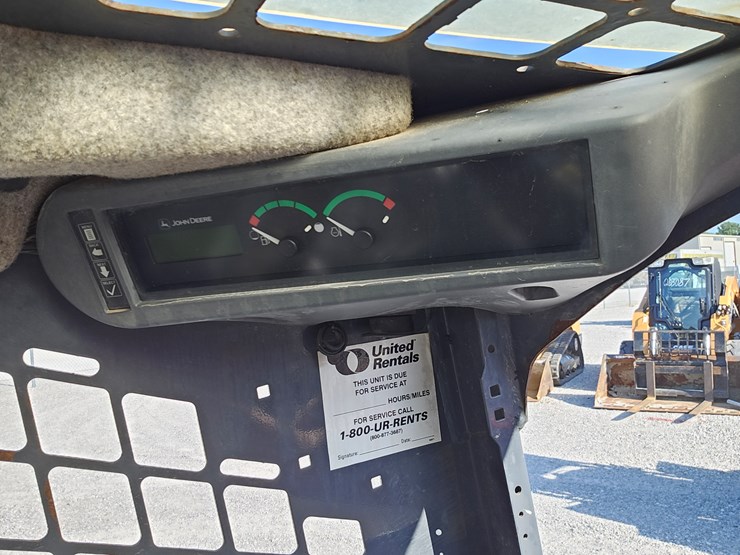2013-deere-323d-image-9