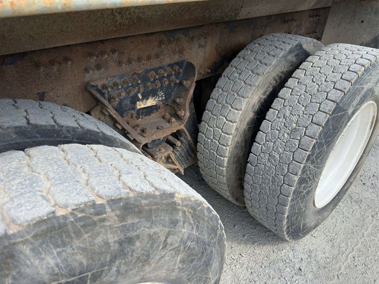 2009-mack-granite-gu813-image-10